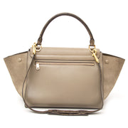 Céline Taupe Trapeze Hand- und Schulterhandtasche aus Suede- und Kalbsleder mit Schlangegriff und Riemen heute online auf labellov.com.