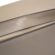 Céline taupe kalfslederen suède trapeze hand- en schoudertas met slangenhendel en riem is nu online op labellov.com.