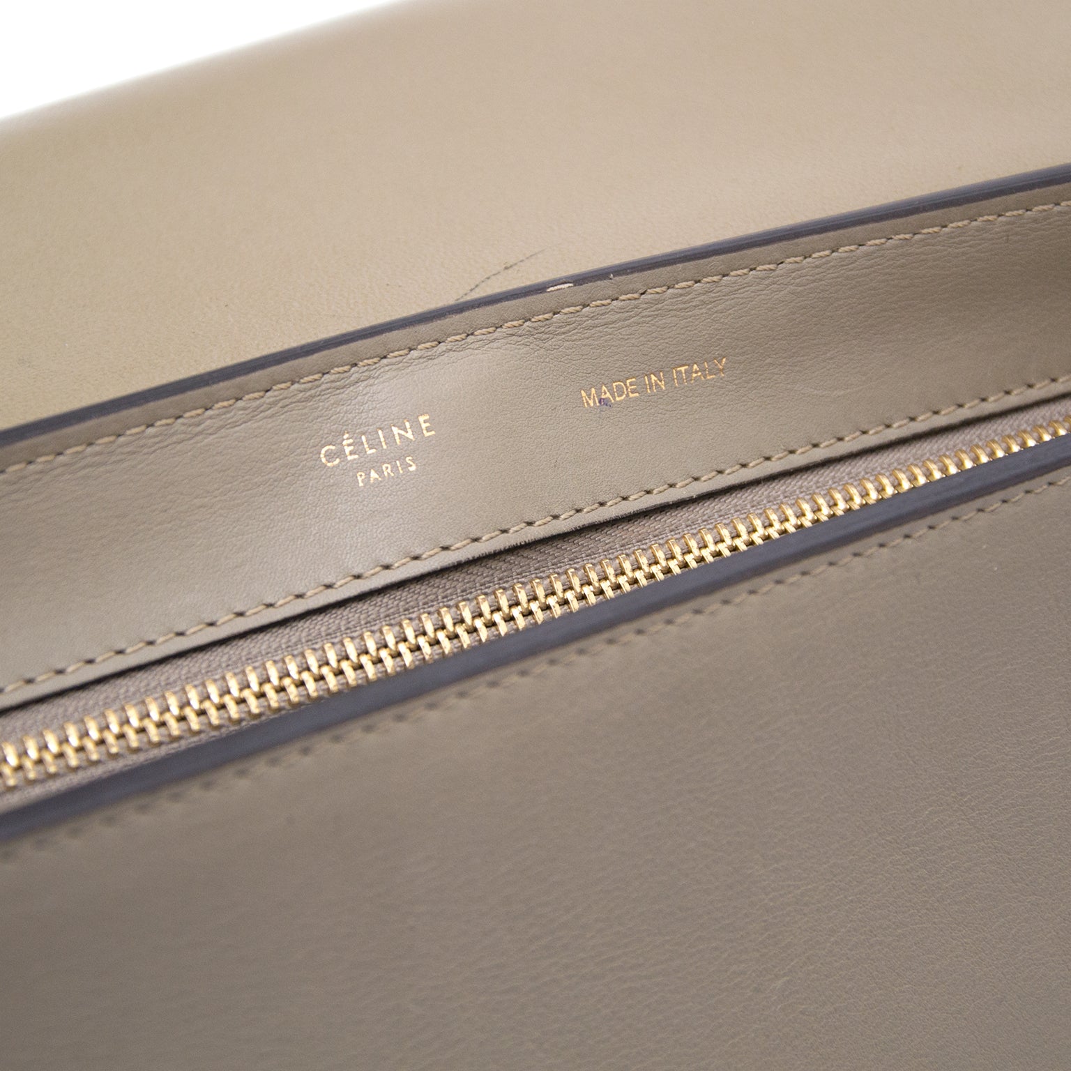 Céline taupe kalfslederen suède trapeze hand- en schoudertas met slangenhendel en riem is nu online op labellov.com.