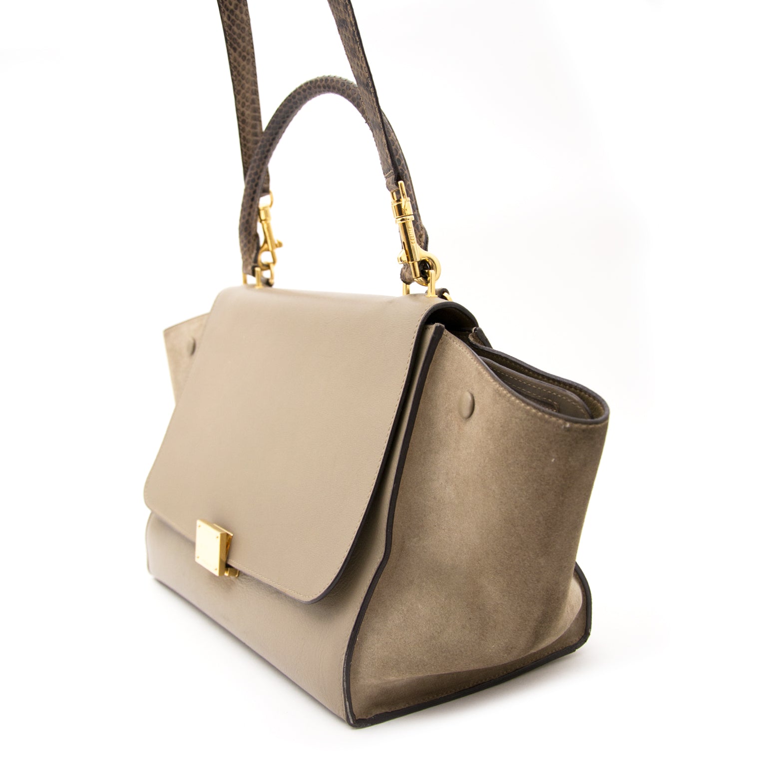 Céline taupe kalfslederen suède trapeze hand- en schoudertas met slangenhendel en riem nu online op labellov.com tegen de beste prijs.