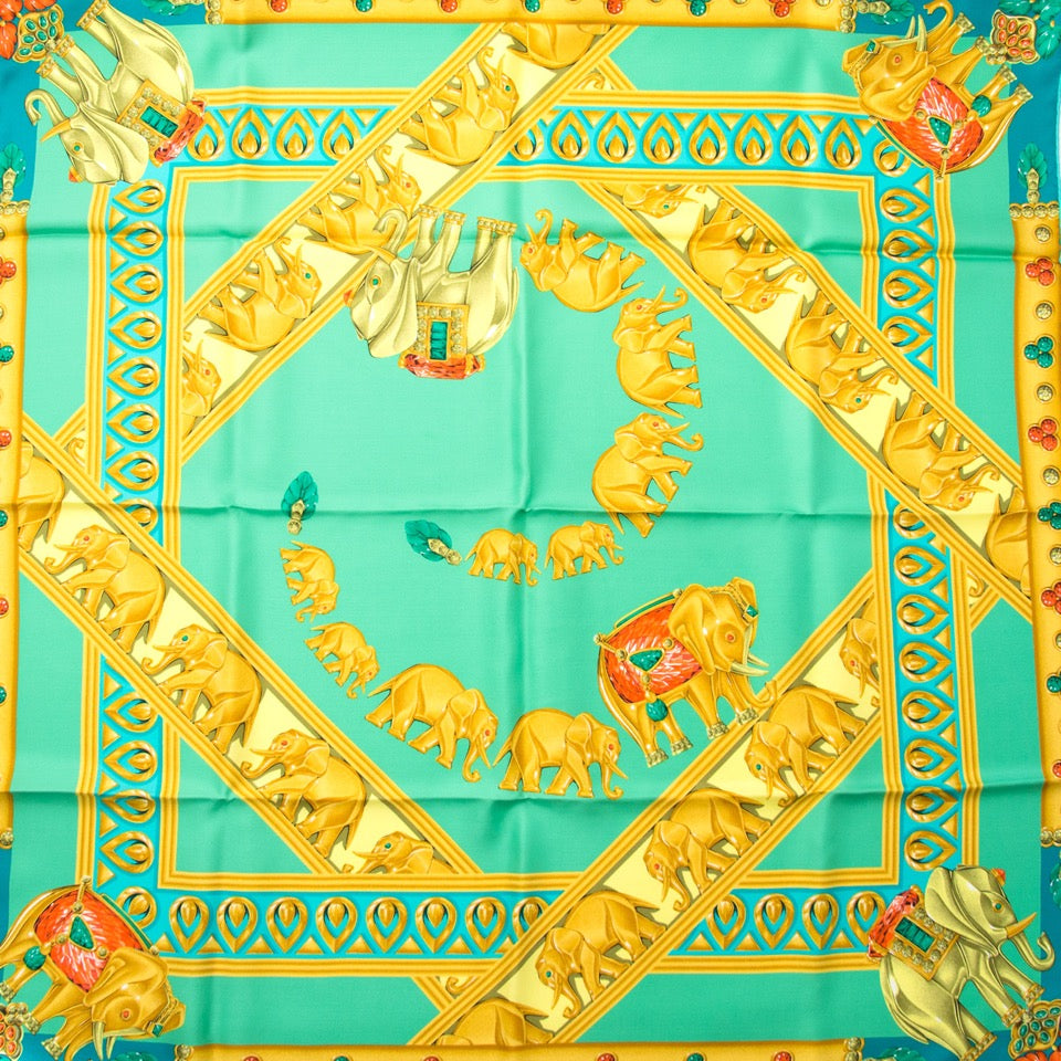 Vintage Cartier scarf for the best price at Labellov webshop. Safe and secure online shopping with 100% authenticity. Vintage Cartier foulard pour le meilleur prix.