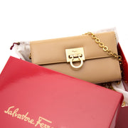 Vintage Salvatore Ferragamo clutch for the best price at Labellov webshop. Safe and secure online shopping with 100% authenticity. Vintage Salvatore Ferragamo clutch pour le meilleur prix.