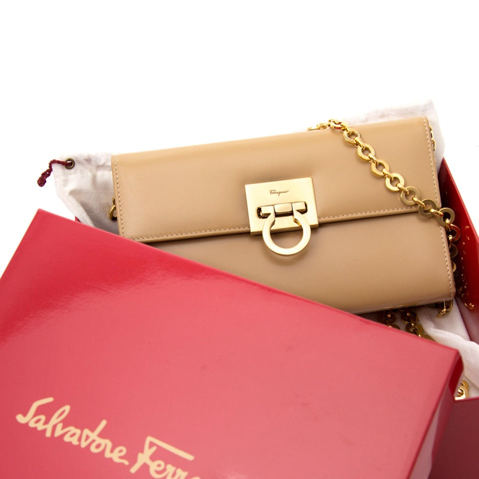 Vintage Salvatore Ferragamo clutch for the best price at Labellov webshop. Safe and secure online shopping with 100% authenticity. Vintage Salvatore Ferragamo clutch pour le meilleur prix.