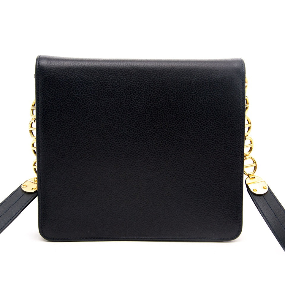 Vintage Dior crossbody for the best price at Labellov webshop. Safe and secure online shopping with 100% authenticity. Vintage Dior crossbody pour le meilleur prix.