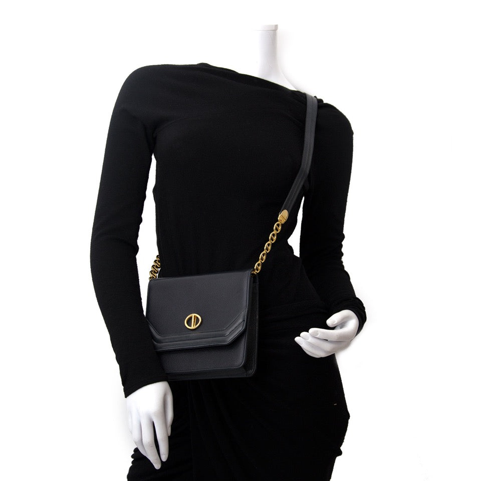 Vintage Dior crossbody for the best price at Labellov webshop. Safe and secure online shopping with 100% authenticity. Vintage Dior crossbody pour le meilleur prix.