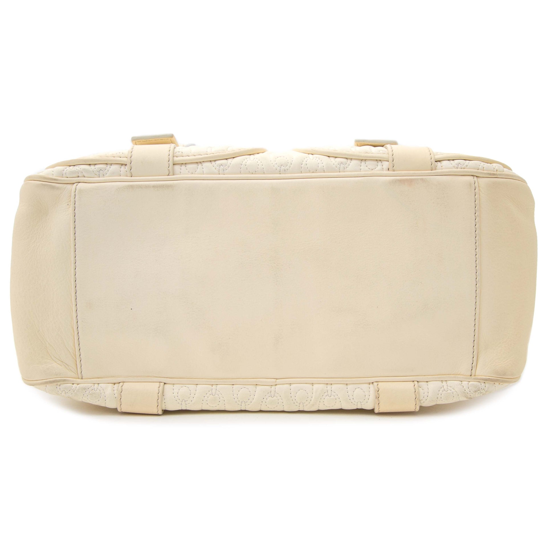 Buy authentic Celine handbag at the best price at Labellov. Safe and secure shopping. Koop tweedehands authentieke Celine handtassen bij Labellov in Antwerpen. Celine Quilted Creme Front Pocket Handbag