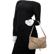 Vintage Céline beige suede bag for the best price at Labellov webshop. Safe and secure online shopping with 100% authenticity. Vintage Céline beige suede bag pour le meilleur prix.