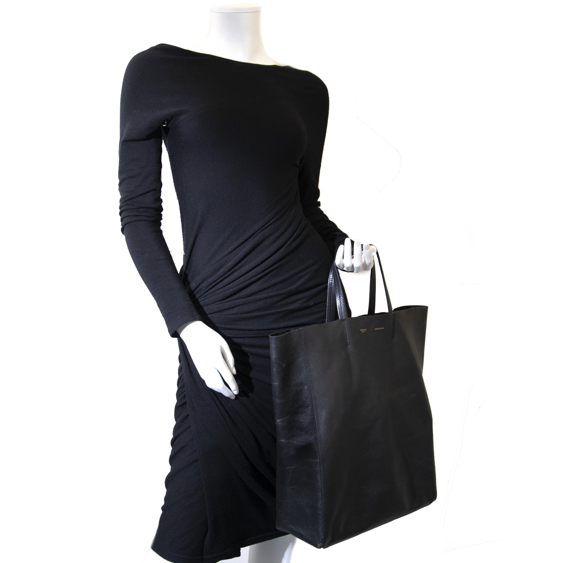 Celine Black Tote Bag. Buy authentic Celine bag at Labellov. Koop authentieke tweedehands Celine handtassen bij Labellov.