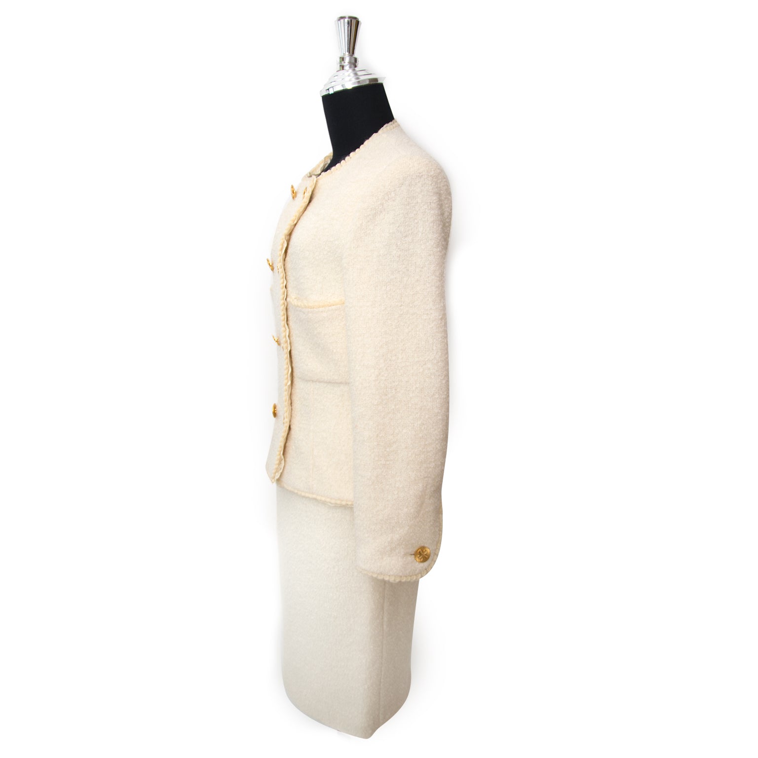Achetez Chanel Beige Bouclé Tailleur Set en ligne chez Labellov.com