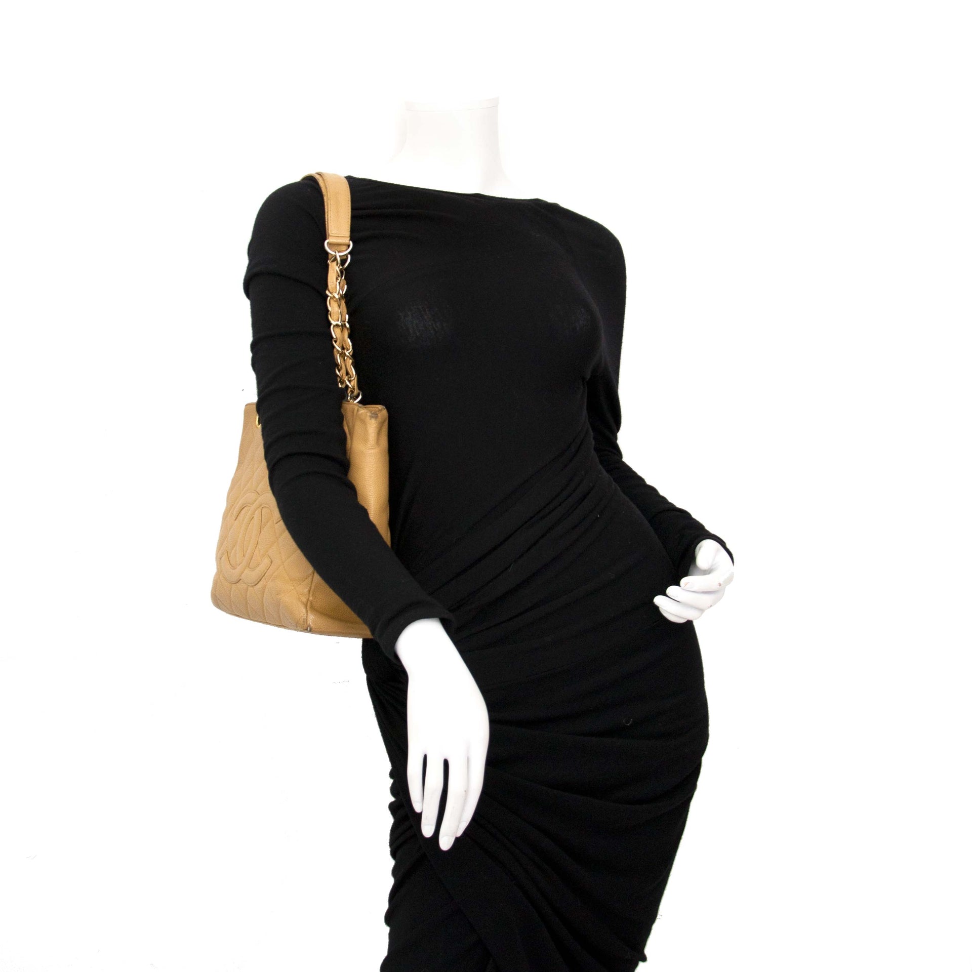 Chanel Brown Chain Handbag Buy authentic Chanel Brown Chain Handbag with CC signature online at Labellov Koop authentieke bruine Chanel handtas met CC signatuur online bij Labellov Achetez authentique Chanel sac à main avec CC signature chez Labellov