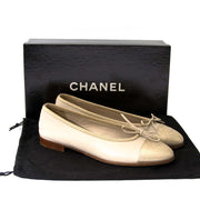 Chanel Cream & Metallic Leather CC Ballerina Flats - Size 38 Buy authentic designer Chanel secondhand shoes at Labellov at the best price. Safe and secure shopping. Koop tweedehands authentieke Chanel schoenen bij designer webwinkel labellov.