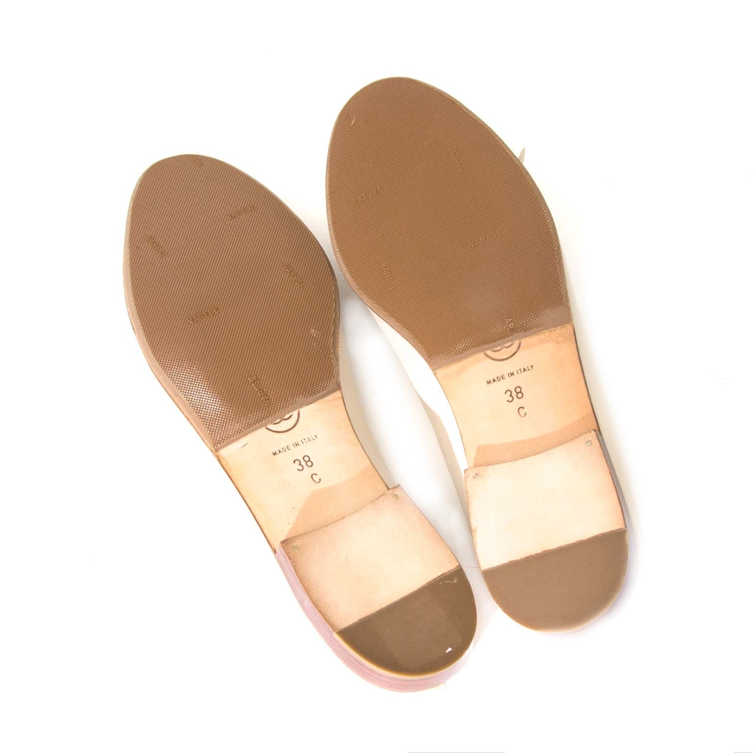 Chanel Cream & Metallic Leather CC Ballerina Flats - Size 38 Buy authentic designer Chanel secondhand shoes at Labellov at the best price. Safe and secure shopping. Koop tweedehands authentieke Chanel schoenen bij designer webwinkel labellov.