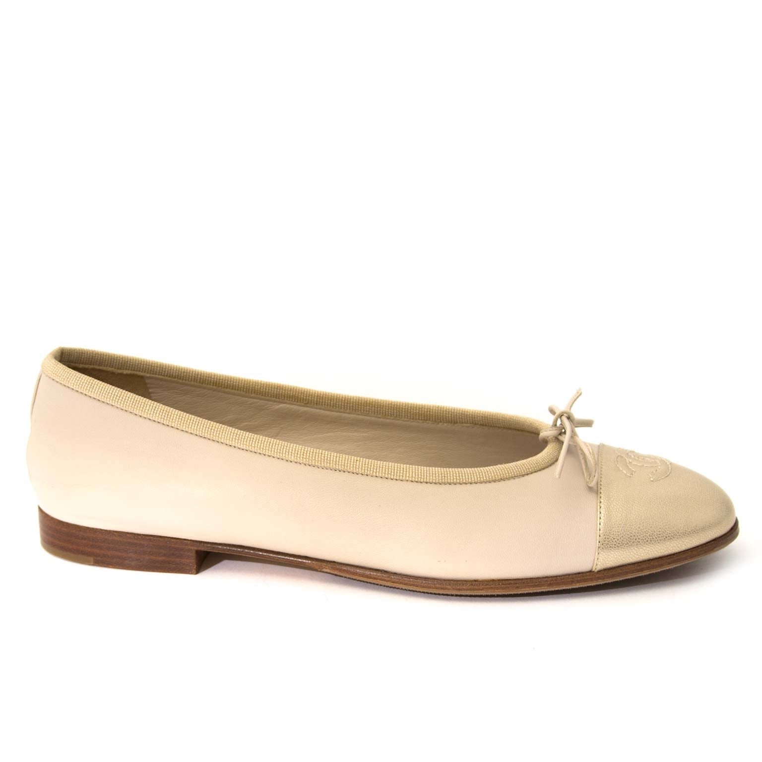 Chanel Cream & Metallic Leather CC Ballerina Flats - Size 38 Buy authentic designer Chanel secondhand shoes at Labellov at the best price. Safe and secure shopping. Koop tweedehands authentieke Chanel schoenen bij designer webwinkel labellov.