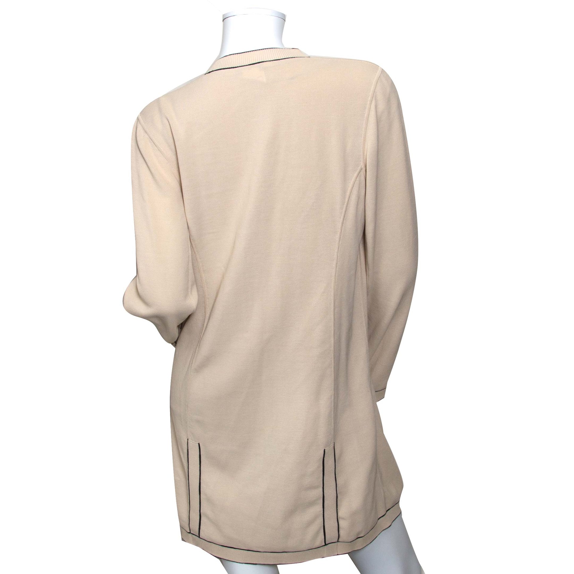 achetez Chanel Beige Knitted Vest - Size 44 chez labellov pour le meilleur prix