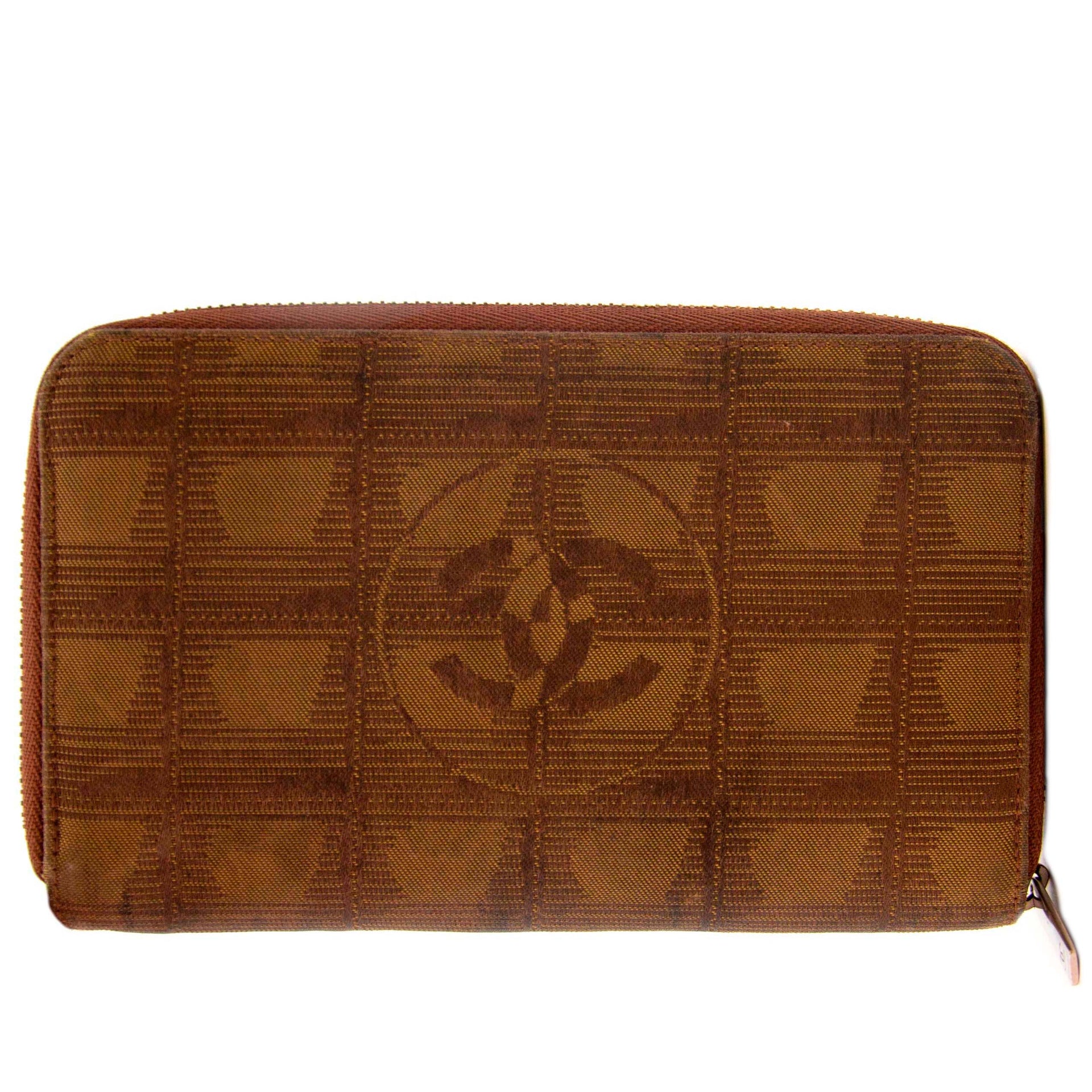 achetez en ligne chanel beige monogram textile wallet à un bon prix chez Labellov à Anvers, Belgique