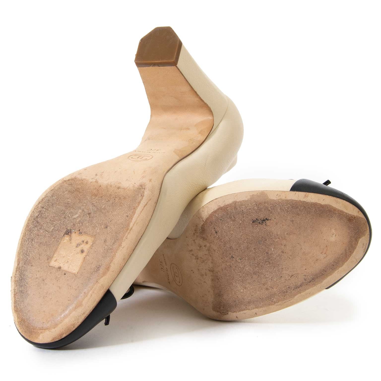 achetez Chanel White Cap Toe Pumps - Size 37 chez labellov pour le meilleur prix
