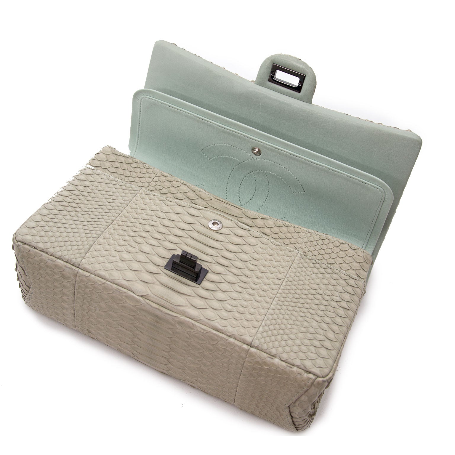 Koop een tweedehands Chanel Beige Phyton 2.55 Jumbo Flap Bag aan de juiste prijs bij Labellov.