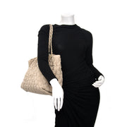 koop veilig Chanel Beige Quilted Tweed Shopping Tote aan goede prijs bij Labellov, vintage webwinkel.