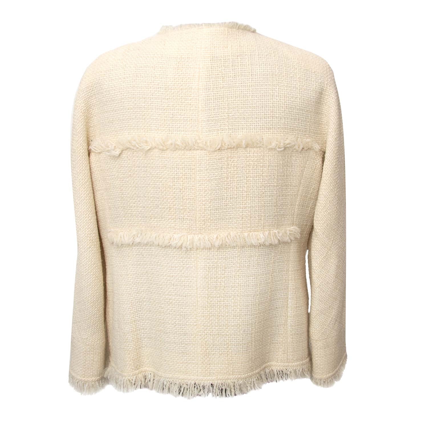 Chanel Ecru Wool Blazer - Size 40 Buy authentic designer Chanel secondhand clothes at Labellov at the best price. Safe and secure shopping. Koop tweedehands authentieke Chanel kleding bij designer webwinkel labellov.