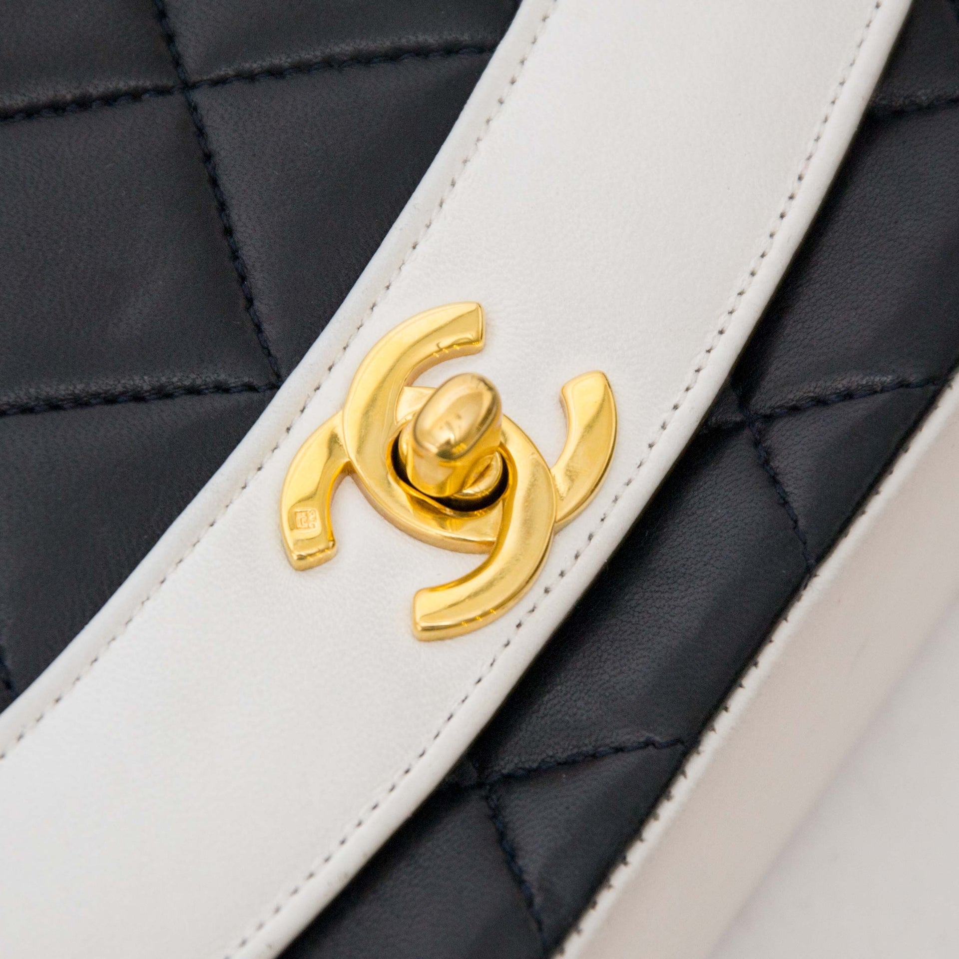 acheter en ligne seconde main Chanel Black And White Diana Bag