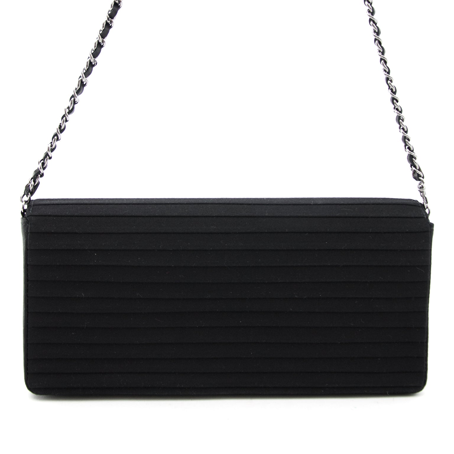 Achetez le Chanel Black Flapbag Striped Fabric en ligne www.labellov.com, seconde main et luxe vintage.