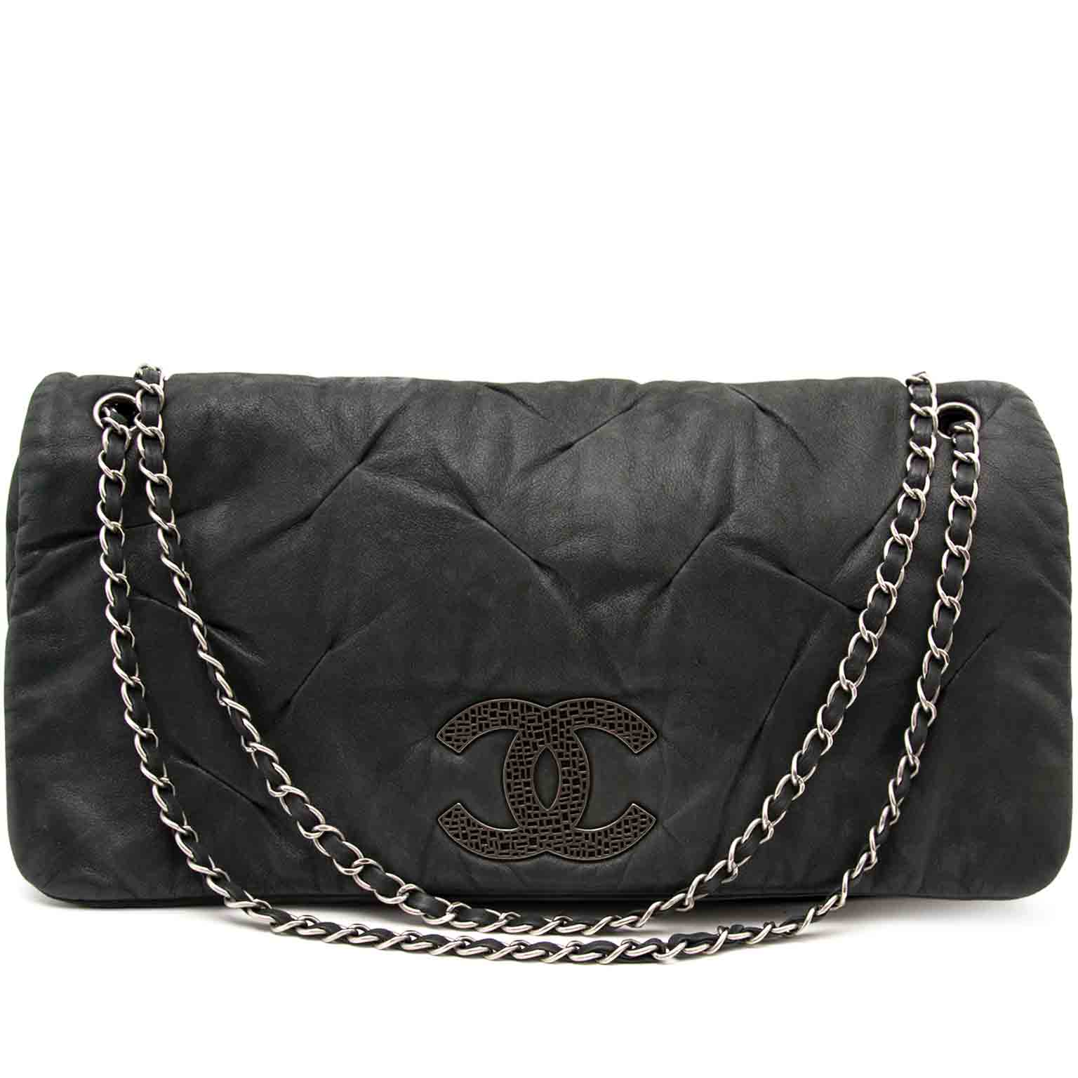 Chanel Black Leather Flap Bag kopen en verkopen aan de beste prijs bij Labellov Antwerp