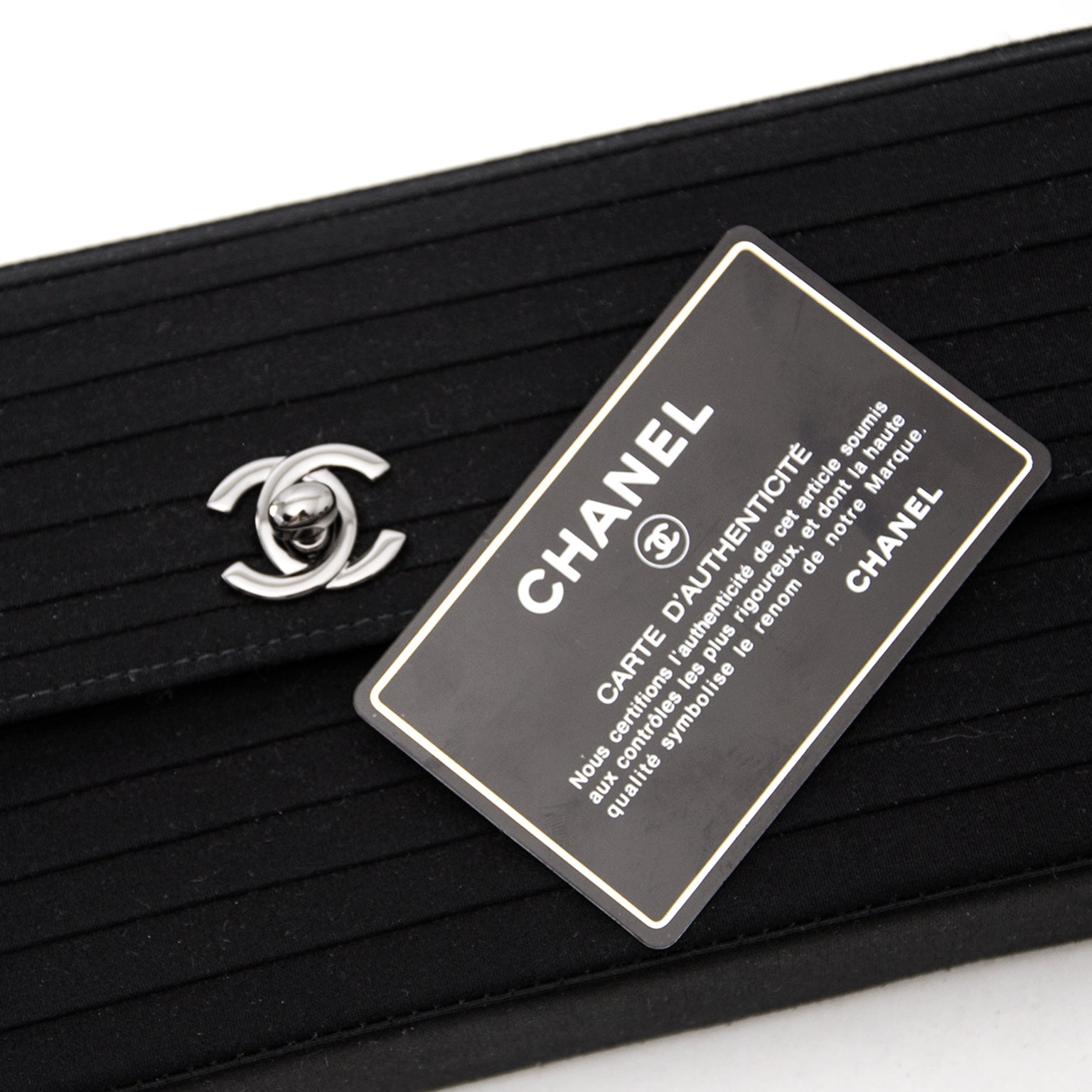 Koop nu de Chanel Black Flapbag Striped Fabric, ideale tasje om uit te gaan. Prachtige handtassen aan betaalbare prijzen, in hartje Antwerpen.