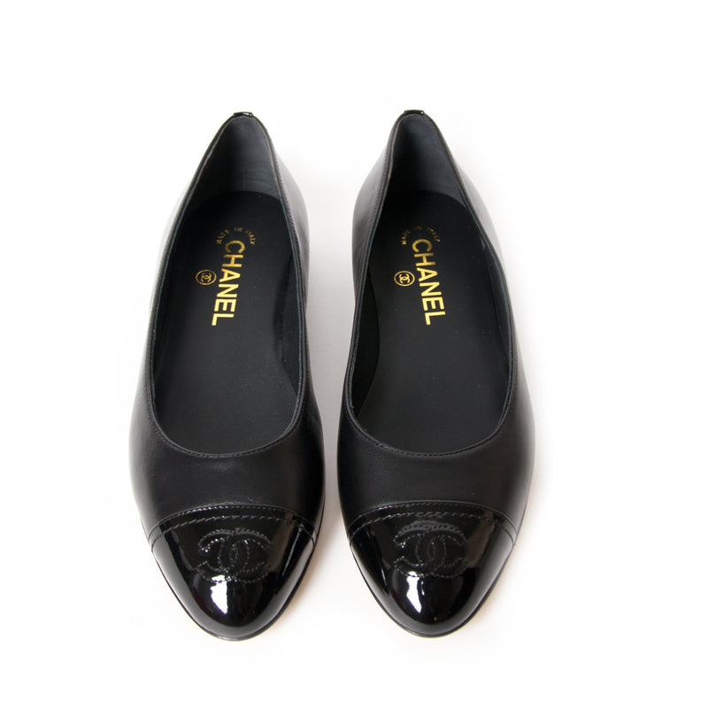 chanel black leather cap-toe ballerinas now for sale at labellov vintage fashion webshop belgium
