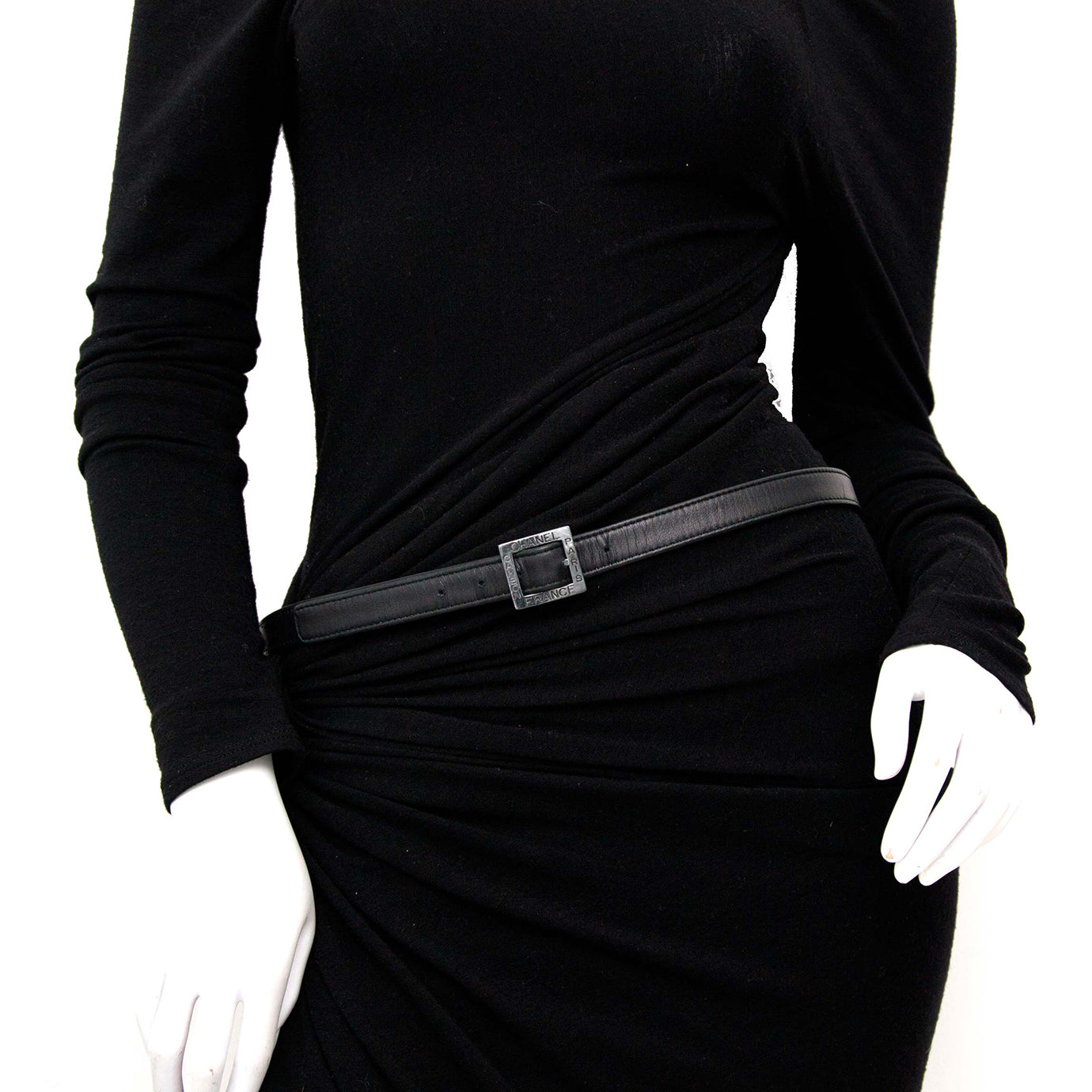 Achetez maintenant le Chanel Small Black Belt en ligne www.labellov.com, seconde main.