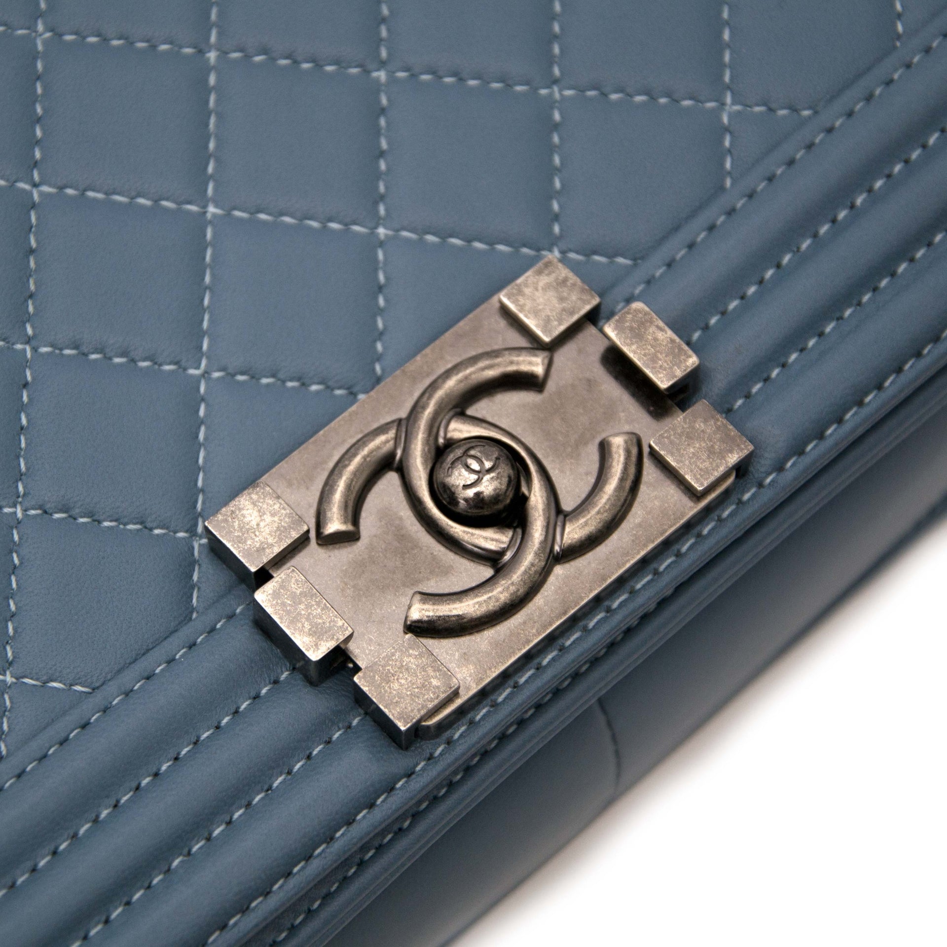 koop onilne Chanel Blue Medium Boy Bag aan de beste prijs