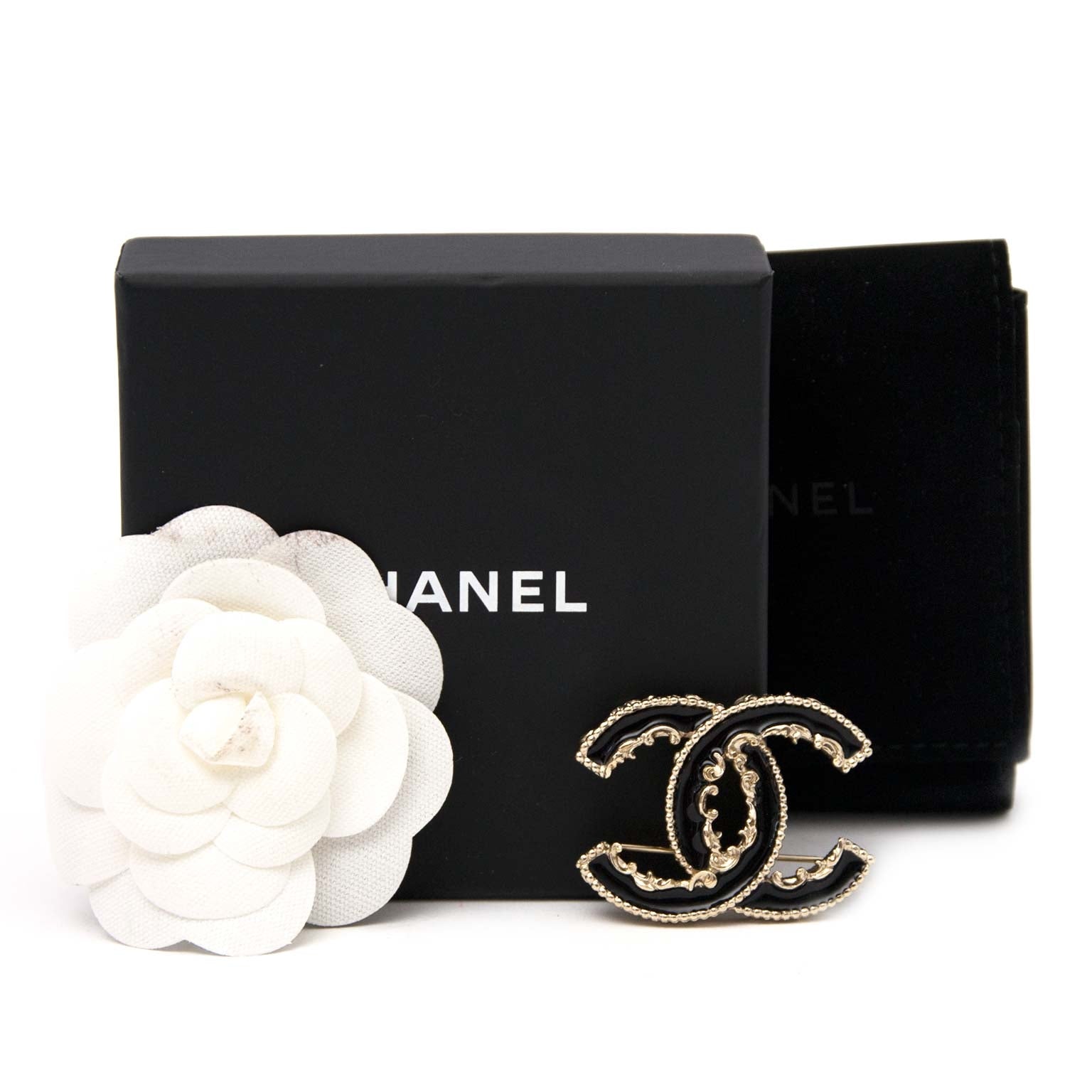 Chanel CC Logo Black Baroque Enamel Brooch Buy authentic designer Chanel secondhand brooch jewelry at Labellov at the best price. Safe and secure shopping. Koop tweedehands authentieke Chanel broche juwelen bij designer webwinkel labellov.