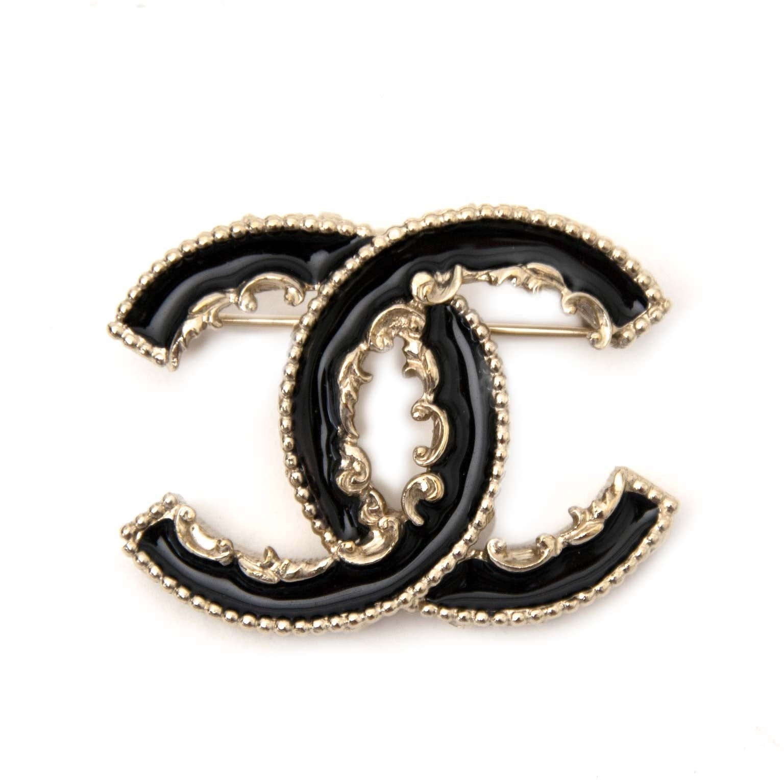 Chanel CC Logo Black Baroque Enamel Brooch Buy authentic designer Chanel secondhand brooch jewelry at Labellov at the best price. Safe and secure shopping. Koop tweedehands authentieke Chanel broche juwelen bij designer webwinkel labellov.