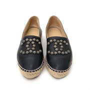 koop veilig Chanel Black Lambskin Leather Camellia CC Stud Espadrilles aan goede prijs bij Labellov, vintage webwinkel