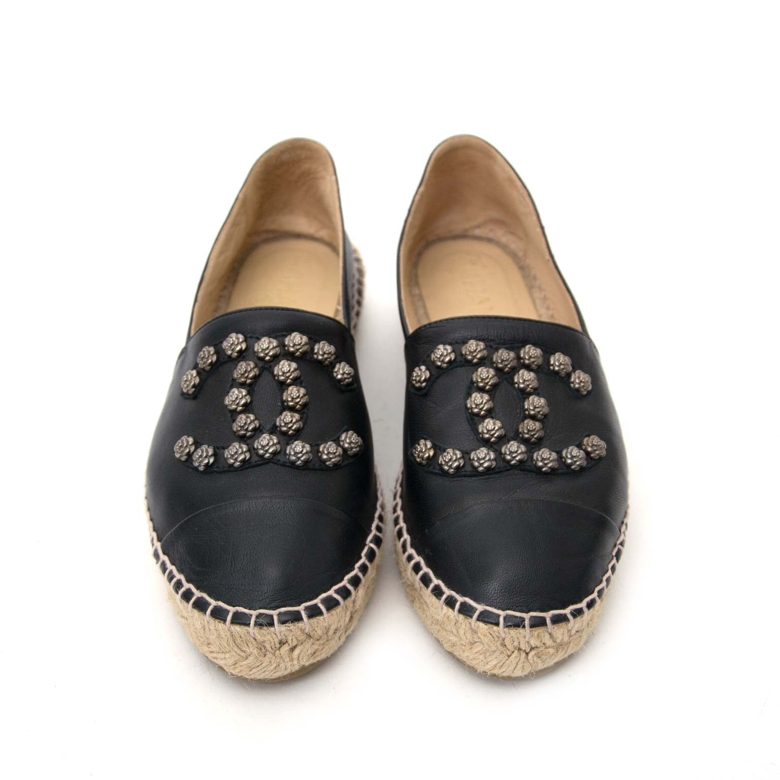 koop veilig Chanel Black Lambskin Leather Camellia CC Stud Espadrilles aan goede prijs bij Labellov, vintage webwinkel