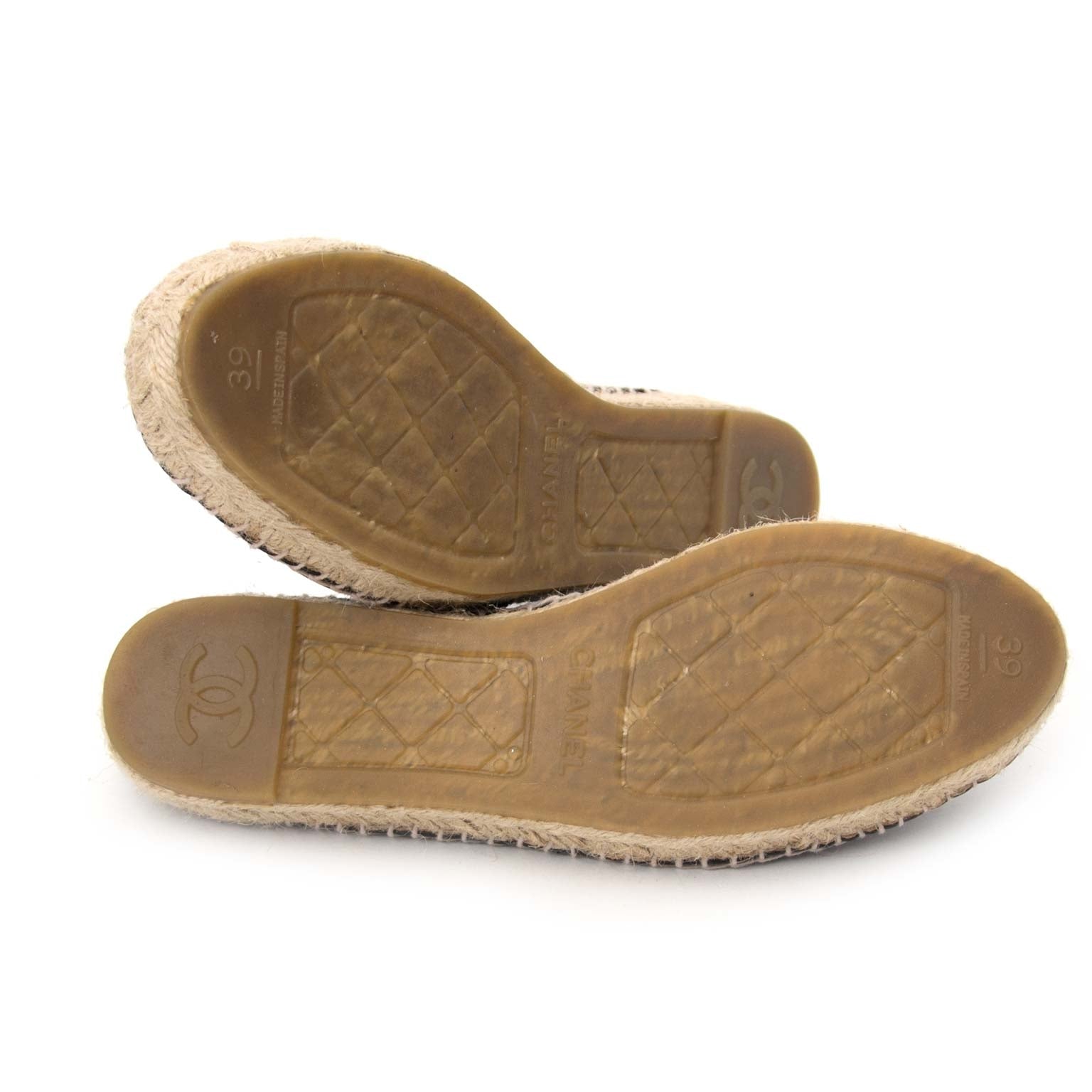 Achetez en ligne Chanel Black Lambskin Leather Camellia CC Stud Espadrilles pour le meilleur prix chez Labellov à Anvers, Belgique