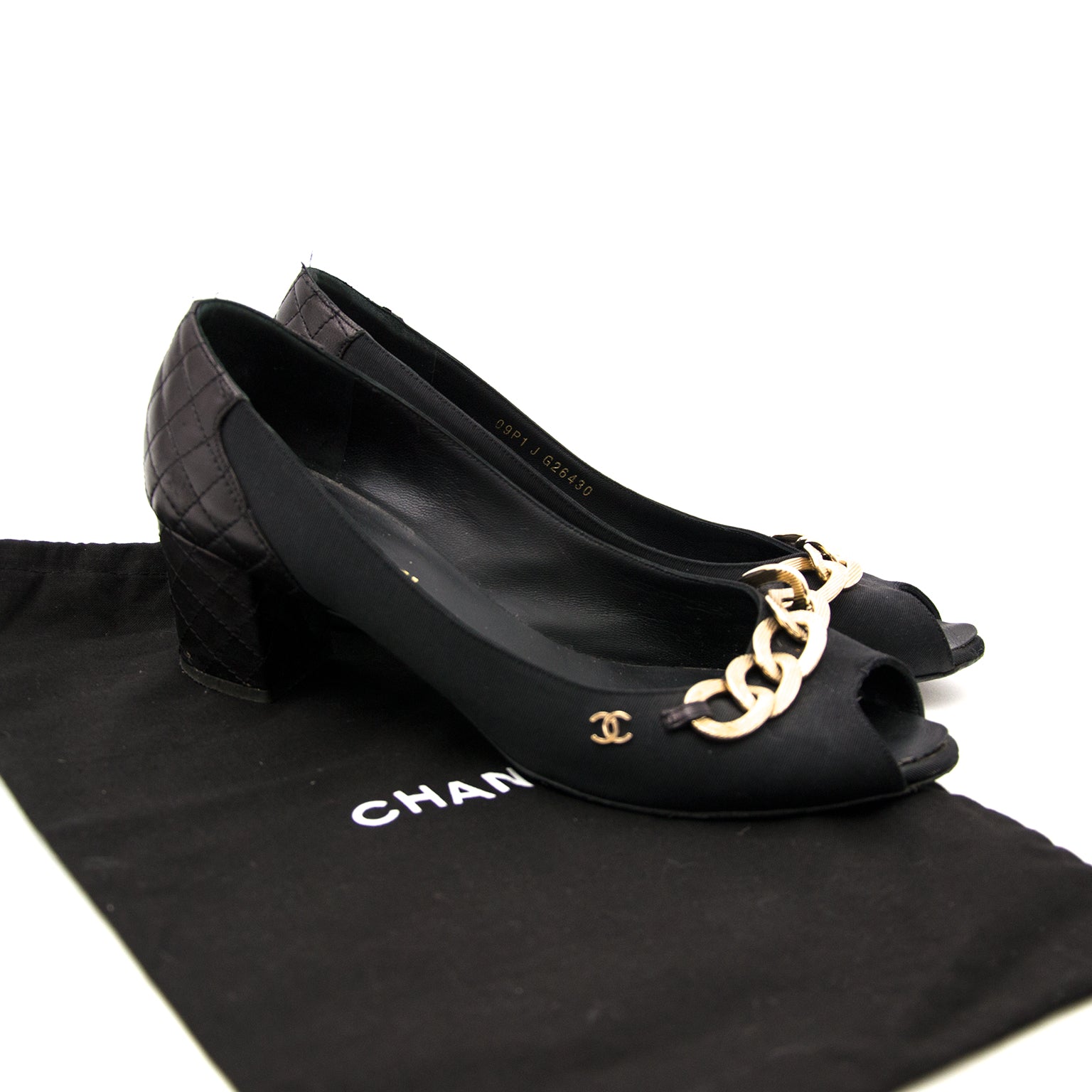 Chanel Nylon Quilted Lambskin Chain Pieep Toe Pumps - Size 39 en ligne chez Labellov.com