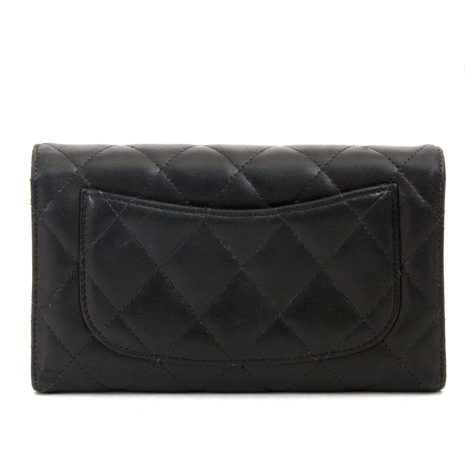 achetez Chanel Black Lambskin Classic Flap Wallet chez labellov pour le meilleur prix