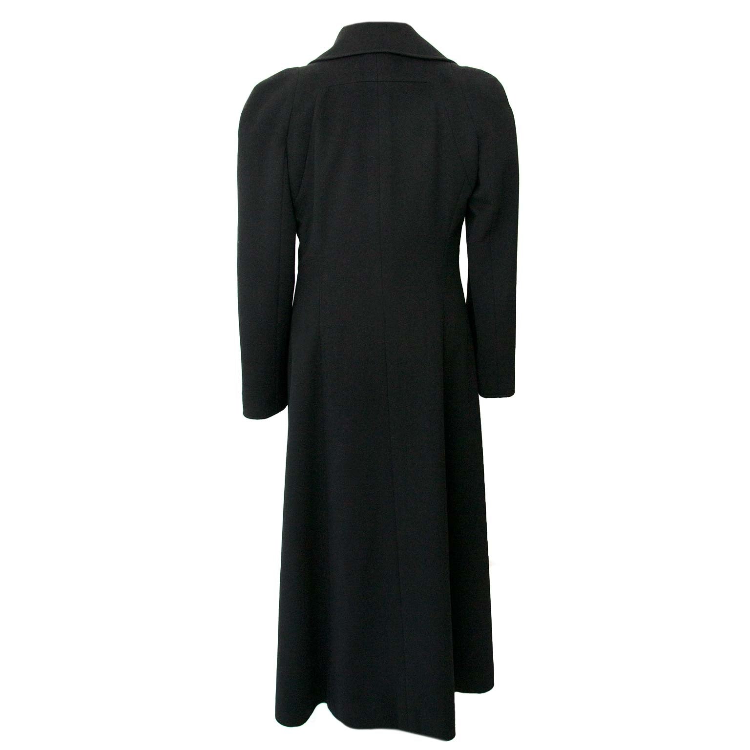 Chanel Black 100% Cashmere Long Coat - Size 40 Buy authentic designer Chanel secondhand clothing coat at Labellov at the best price. Safe and secure shopping. Koop tweedehands authentieke Chanel kleding jas bij designer webwinkel labellov.