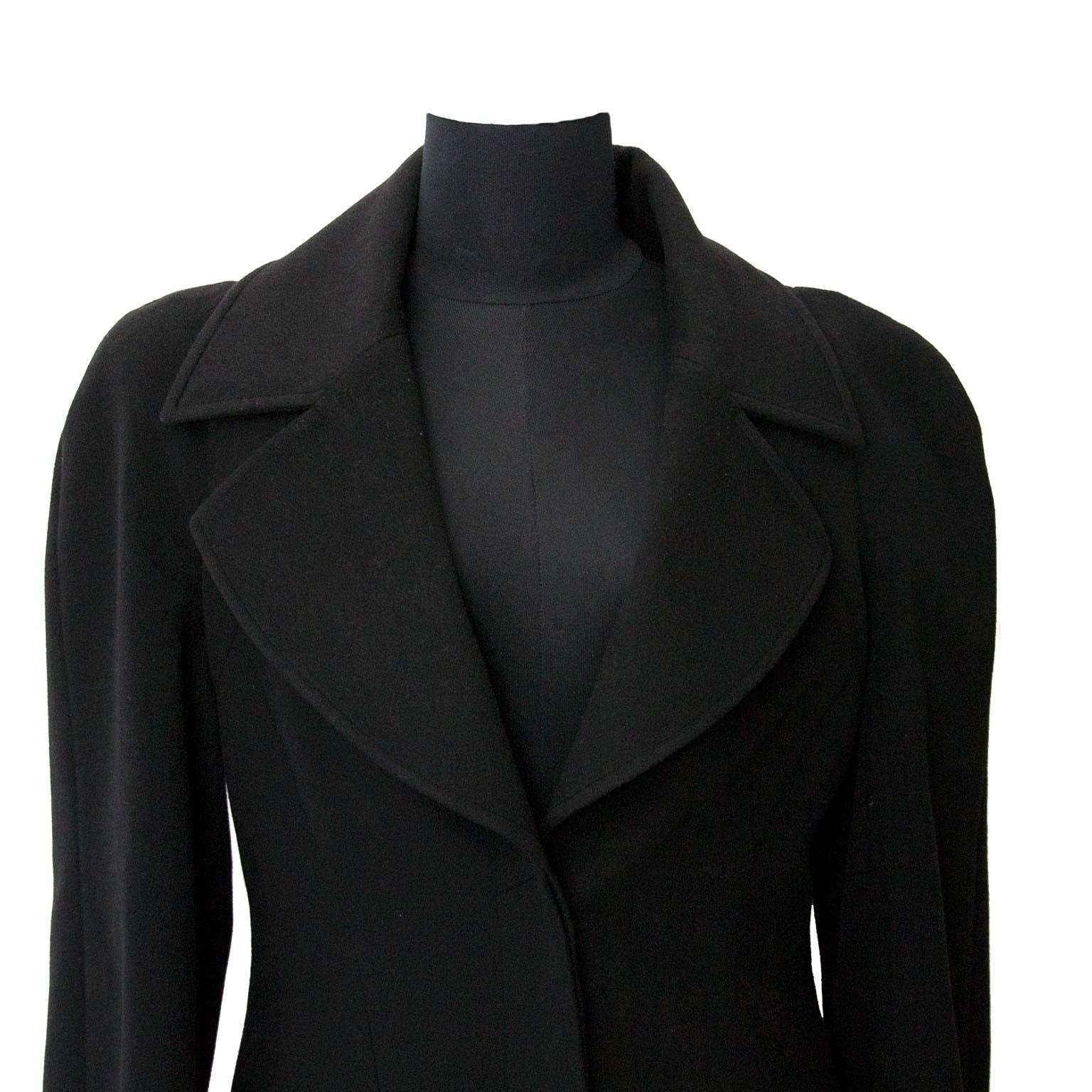 Chanel Black 100% Cashmere Long Coat - Size 40 Buy authentic designer Chanel secondhand clothing coat at Labellov at the best price. Safe and secure shopping. Koop tweedehands authentieke Chanel kleding jas bij designer webwinkel labellov.