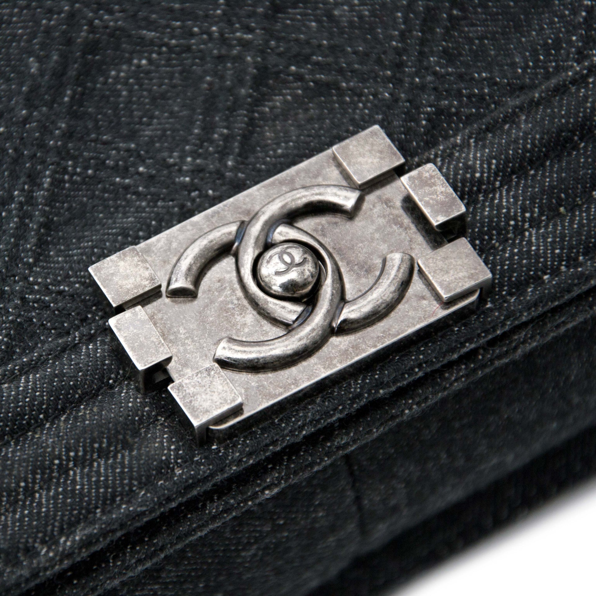 koop jou tweedehands Chanel Black Denim New Medium Boy Bag