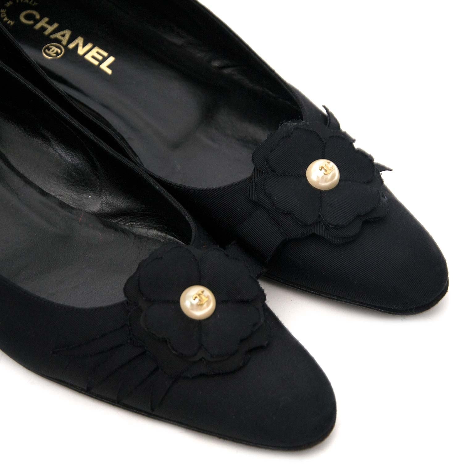 Bent u op zoek naar een authentieke Chanel Black Fabric Pearl Camelia Ballerina Flats?
