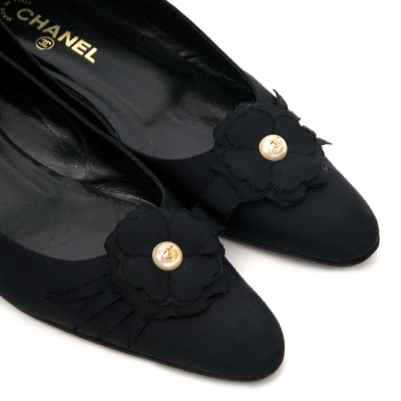 Bent u op zoek naar een authentieke Chanel Black Fabric Pearl Camelia Ballerina Flats?
