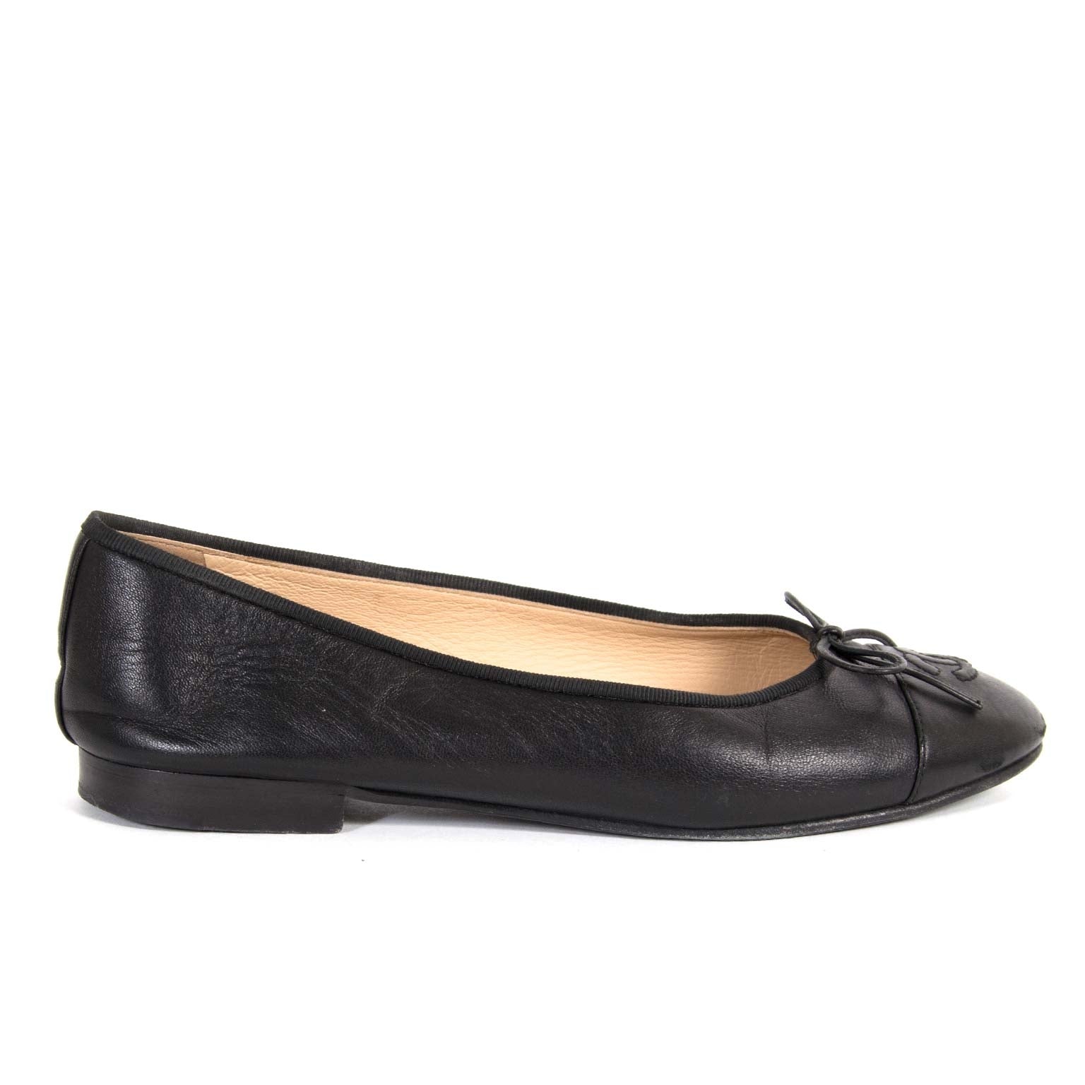 achetez Chanel Black Cap Toe Flats - Size 39 chez labellov pour le meilleur prix