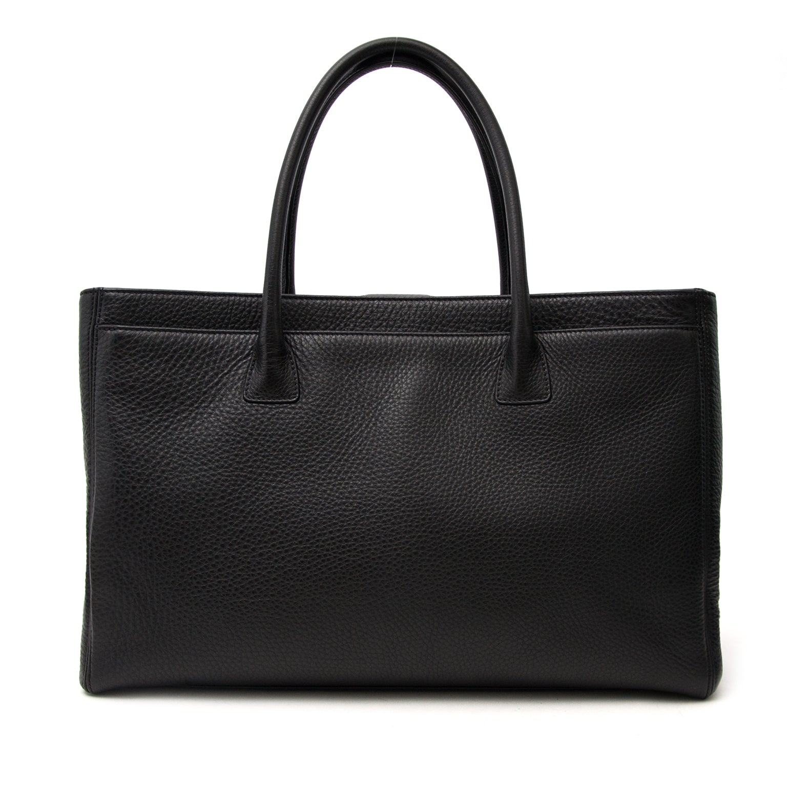 Prachtige Chanel Executive Cerf Tote tas te koop, perfecte staat voor dit designer item bij Labellov in Antwerpen.