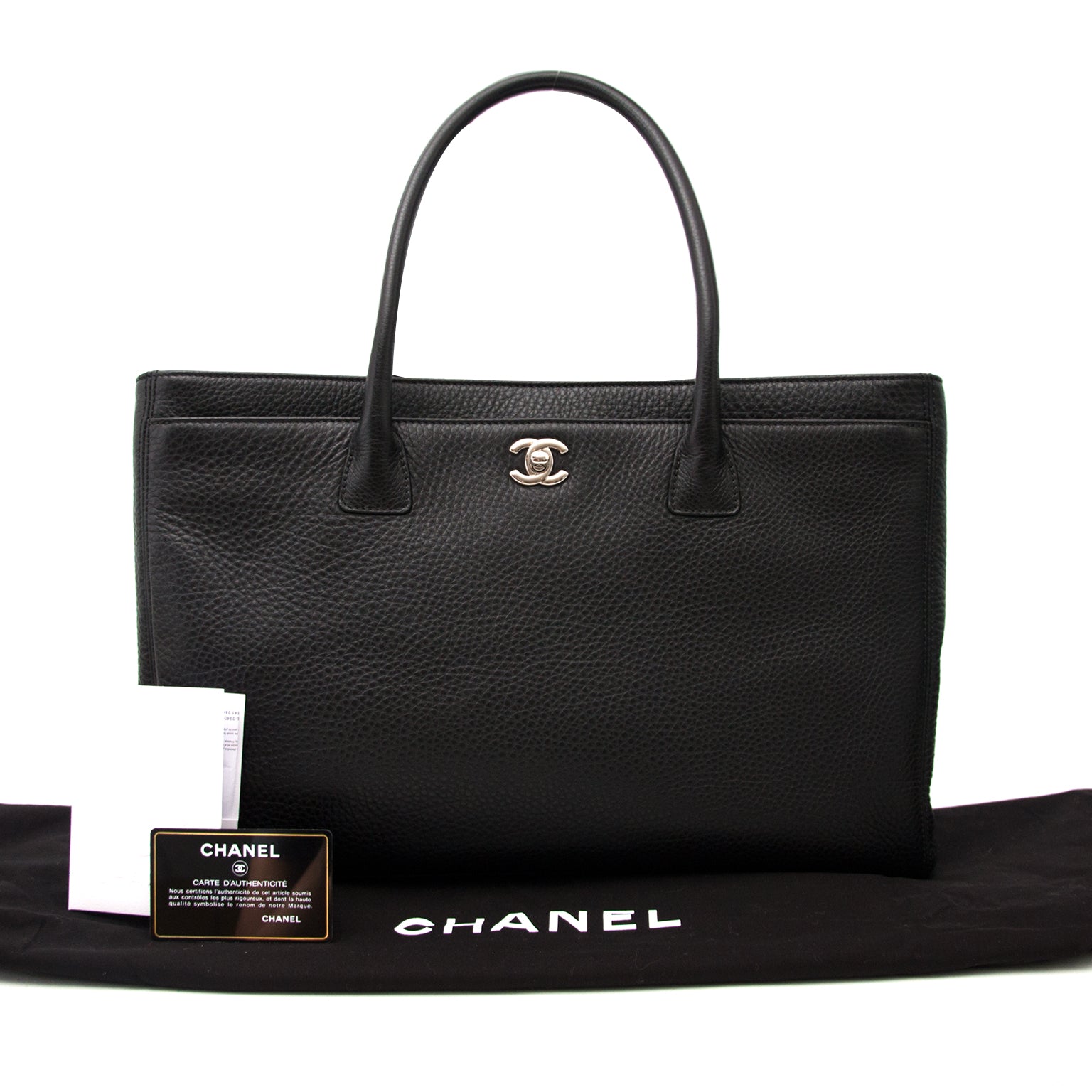 Koop deze Chanel Executive Cerf Tote tas nu met wereldwijde verzending of in de showroom in Antwerpen bij Labellov.