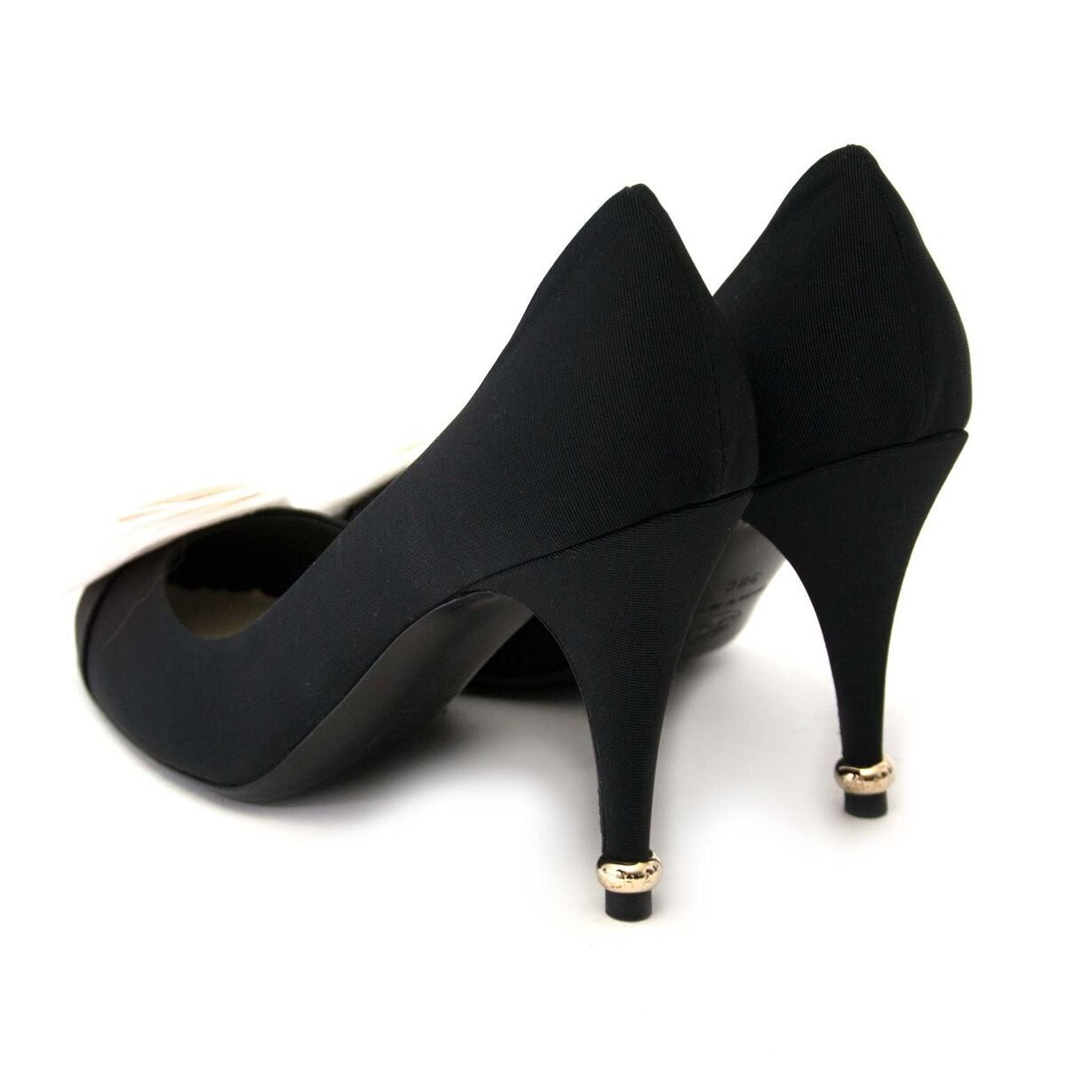 Achetez un authentique Chanel tallons pour le bon prix chez LabelLOV.