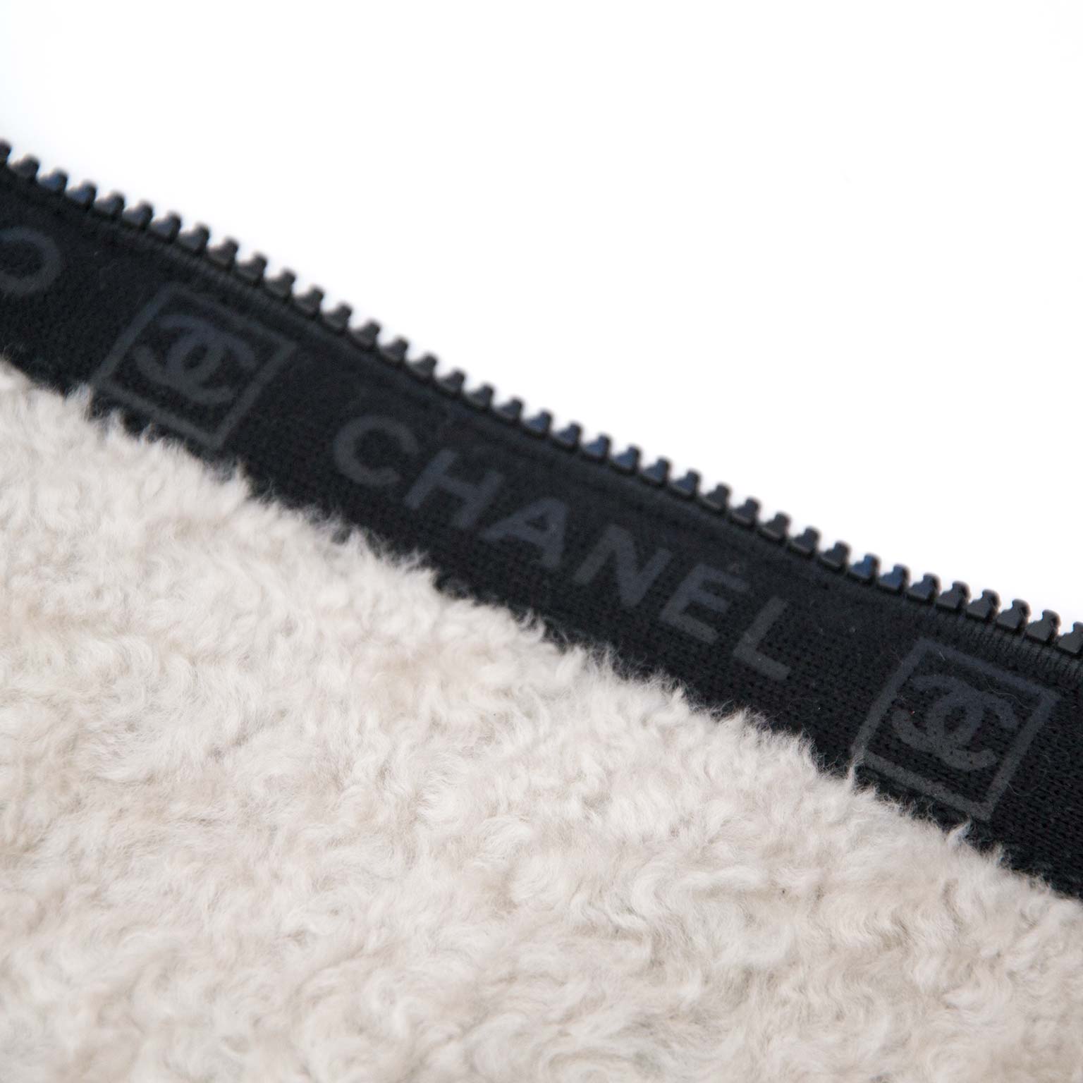 op zoek naar een lederen wollen chanel vest? nu te koop bij labellov tegen de beste prijs.