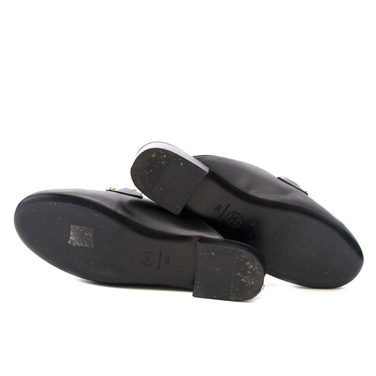 Achetez un authentique Chanel chaussures pour le bon prix chez LabelLOV.