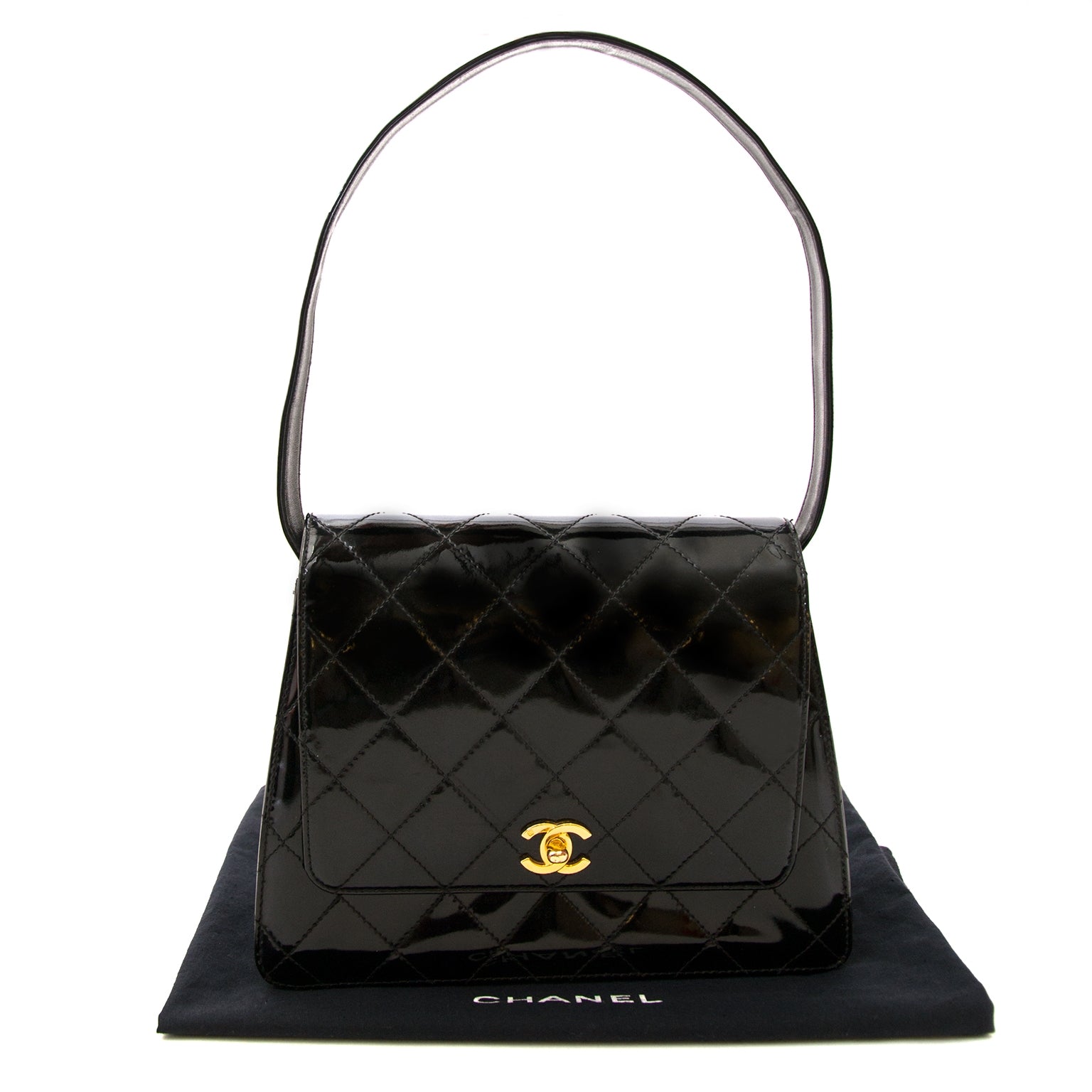 Labellov vintage fashion webshop Belgium with authentic chanel bags