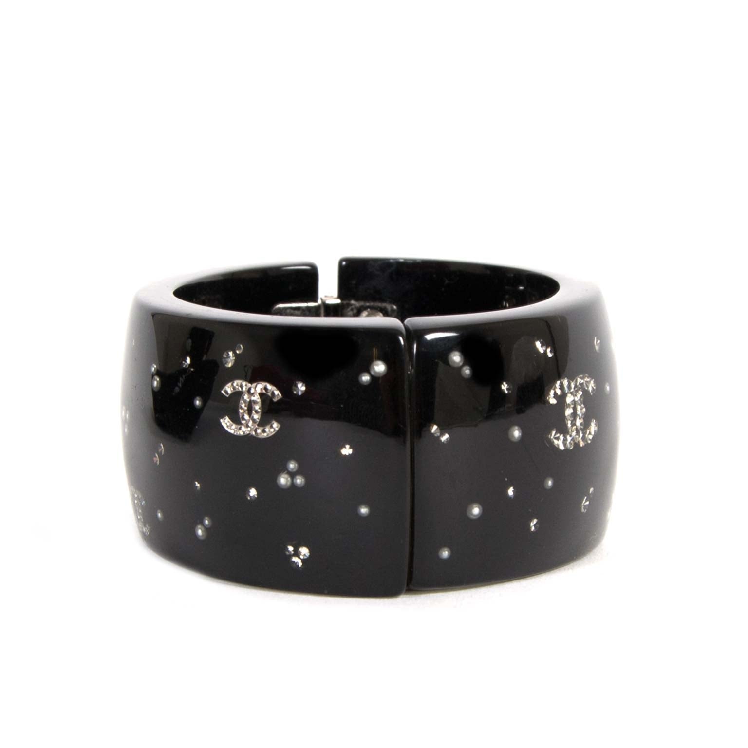 achetez Chanel Black Double C Bracelet chez labellov pour le meilleur prix